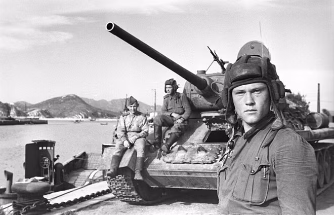 Các kỹ sư Liên Xô đã có cải tiến cho xe tăng T-34 để "đè bẹp" nhiều loại xe tăng hạng nặng được Đức tung ra, bao gồm thiết giáp Panzer IV hiện đại nhất khi ấy. Liên Xô quyết định trang bị cho xe tăng T-34 loại pháo phòng không M1939 với cỡ nòng 85mm. Với loại pháo này, phiên bản xe tăng T-34-85 đủ sức bắn thủng lớp giáp mặt trước dày 80mm của Panzer IV.