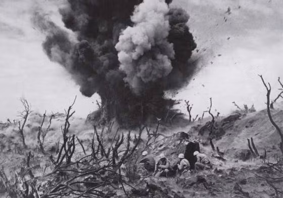 Thủy quân lục chiến Mỹ ẩn nấp trên một sườn đồi ở Iwo Jima giữa khu rừng đã bị thiêu rụi sau cuộc giao tranh dữ dội với lực lượng Nhật Bản vào tháng 3/1945.