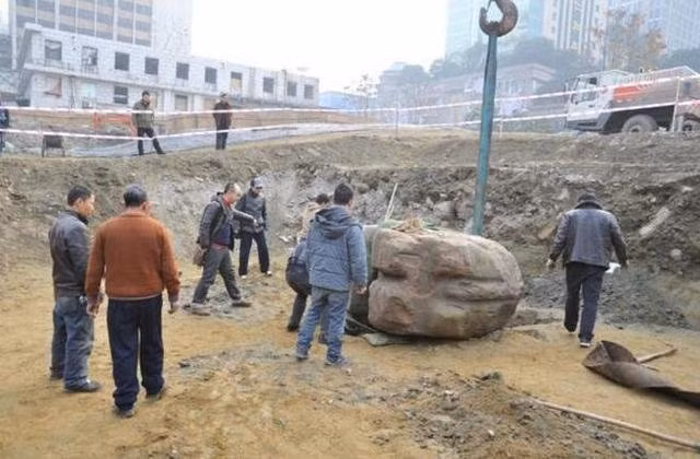 Trong quá trình đào đất, xây móng nhà cho một tòa nhà viễn thông ở thành phố Thành Đô, tỉnh Tứ Xuyên, Trung Quốc, một nhóm công nhân vô tình đào được một tảng đá 8 tấn. Sau khi làm sạch đất bám trên tảng đá, họ nhận thấy có những hoa văn chạm khắc trông khá cổ.