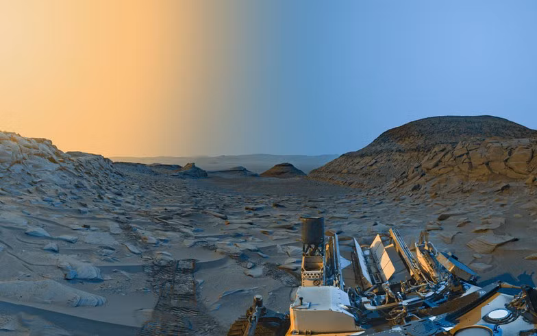 Vào ngày 19/8/2023, Mastcam của tàu thăm dò Curiosity đã chụp 136 bức ảnh riêng lẻ để ghép lại với nhau thành bức ảnh toàn cảnh 360 độ khi đậu bên dưới Gediz Vallis Ridge ở trên sao Hỏa.