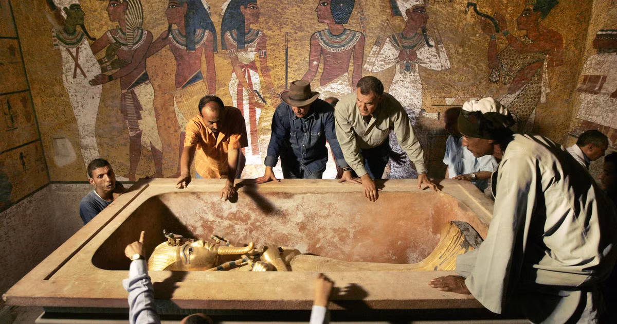 Theo các sử liệu, pharaoh Tutankhamun cai trị Ai Cập cổ đại trong 10 năm cho đến khi ông qua đời năm 19 tuổi (tức năm 1324 trước Công nguyên). Việc tìm thấy nơi an nghỉ ngàn thu của ông hoàng này trở thành một trong những khám phá khảo cổ học quan trọng nhất trong thế kỷ 20.