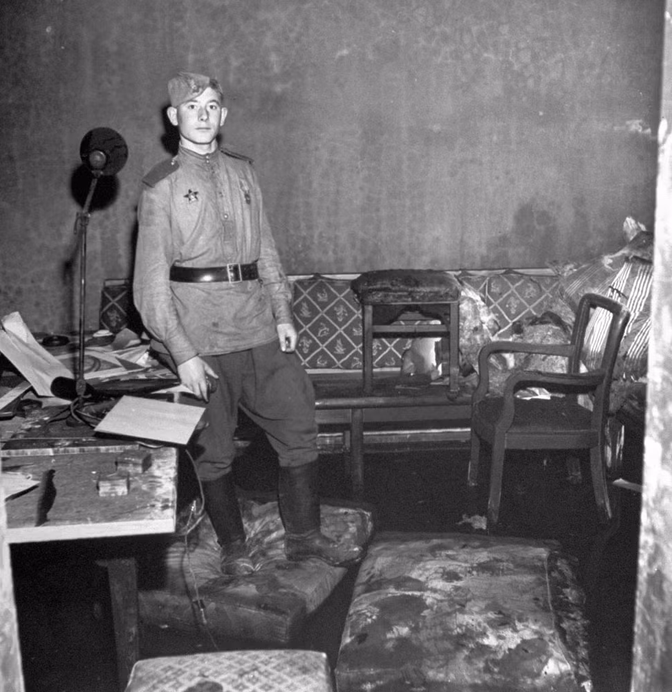Binh sĩ Liên Xô kiểm tra hầm ngầm - nơi Hitler ẩn náu trong những ngày tháng cuối đời trước khi tự sát.