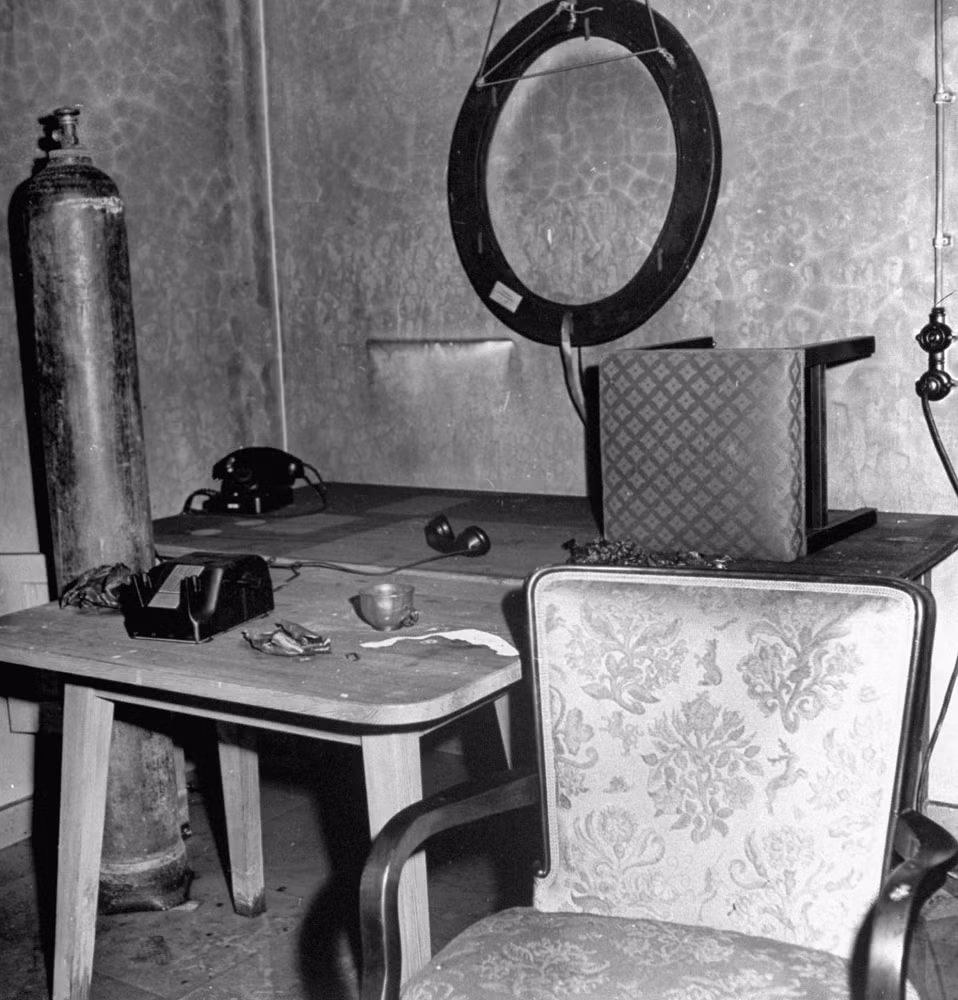 Đồ đạc bừa bộn bên trong hầm ngầm - nơi Hitler tự sát.