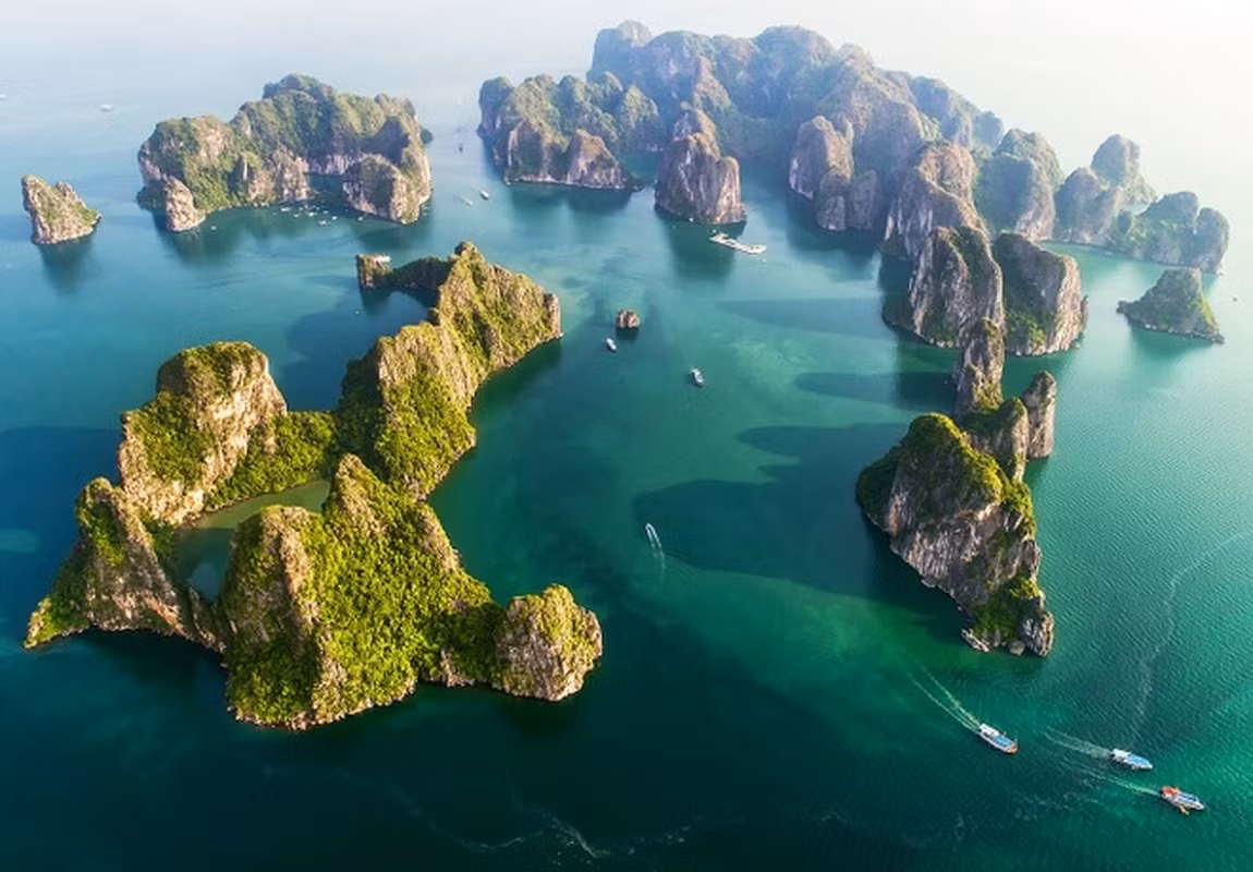 Khi ghé thăm Vịnh Hạ Long, nhiều du khách ấn tượng trước vẻ đẹp của di sản này trông giống như một bức tranh thủy mặc khổng lồ vô cùng sống động với hàng ngàn đảo đá ấn tượng. Ảnh: MyBestPlace.