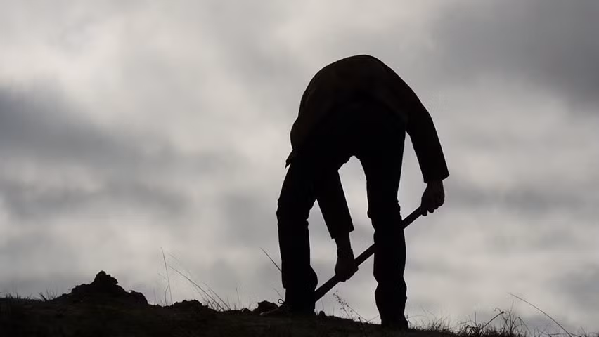Từ đây, họ suy đoán ngôi mộ từng bị những kẻ trộm mộ "ghé thăm" nhiều lần nên có thể không còn gì bên trong.