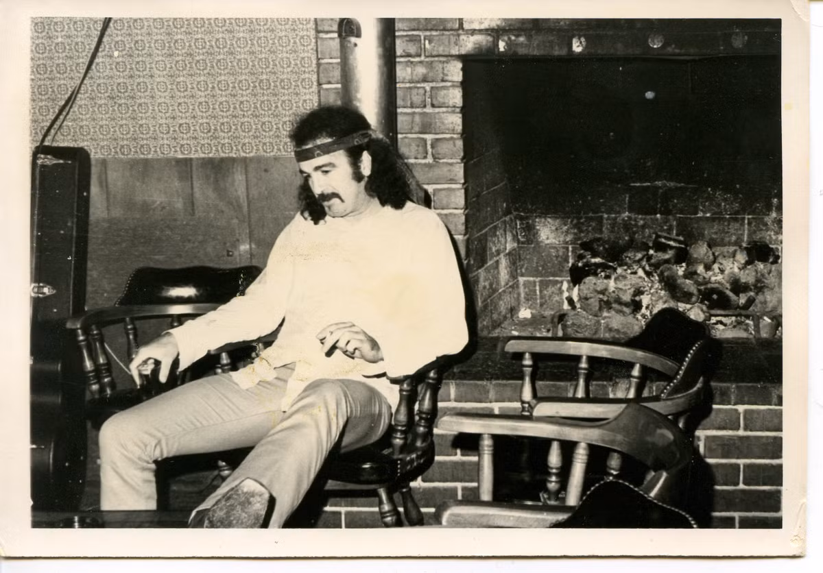 Lời bài hát trong album của sĩ Jim Sullivan chứa đựng những ca từ lạ lùng, nói về việc những đường cao tốc dài, một thị trấn ma ở Arizona, một người đàn ông sẵn sàng đối mặt cái chết hay bị người ngoài hành tinh bắt cóc giữa sa mạc.