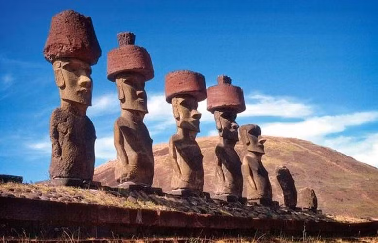 Trong hàng trăm năm qua, đảo Phục Sinh (Rapa Nui) ở Chile hấp dẫn giới khoa học bởi có hàng trăm tượng "Moai" bí ẩn. Đó là những bức tượng nguyên khối được chạm khắc tỉ mỉ, tinh xảo.
