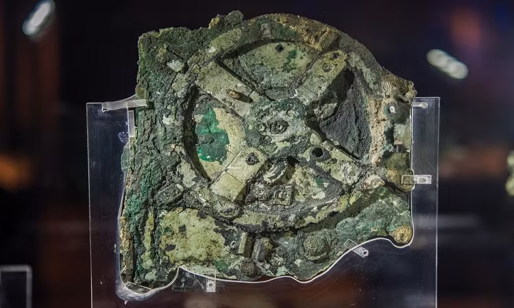Cỗ máy Antikythera có các bánh răng và mặt đồng hồ khắc nhiều dòng chữ nhỏ bên trên. Các nhà nghiên cứu suy đoán cỗ máy này có thể dự đoán nhật thực, nguyệt thực và nhiều chức năng khác.