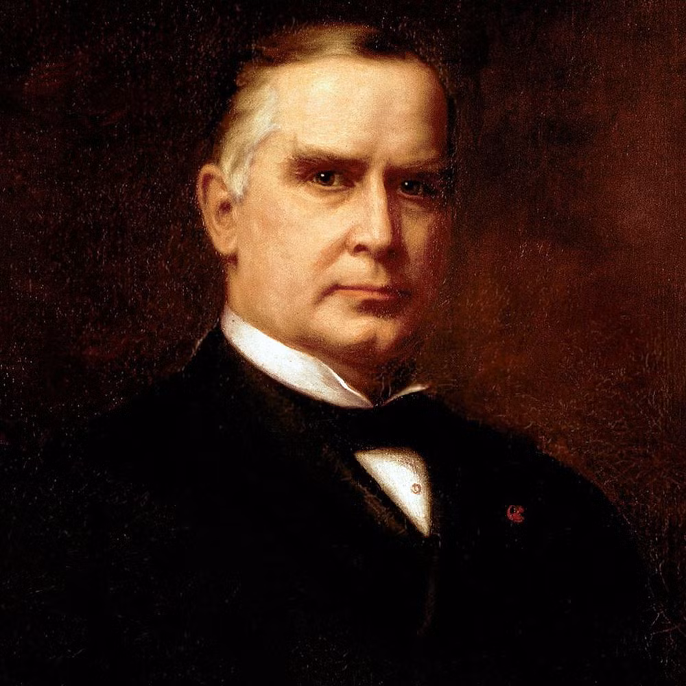 Tổng thống thứ 25 của Mỹ William McKinley tin rằng hoa cẩm chướng tượng trưng cho may mắn. Vậy nên, ông thường mang theo loài hoa này trong các chuyến đi.