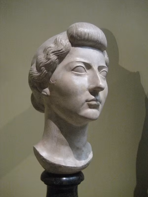 Trong khi đó, hoàng hậu Livia Drusilla không sinh được người con trai nào cho hoàng đế Augustus. Thay vào đó, bà hoàng này khôn khéo thuyết phục chồng chọn Tiberius làm người kế vị ngai vàng.