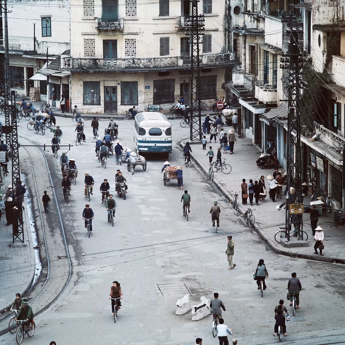 Trong những năm 1967 - 1975, người dân chủ yếu di chuyển bằng xe đạp, xích lô. Nếu đi địa điểm gần, nhiều người lựa chọn đi bộ.