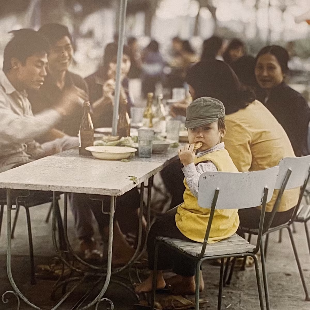 Một quán ăn sáng ở khu vực hồ Hoàn Kiếm năm 1975.
