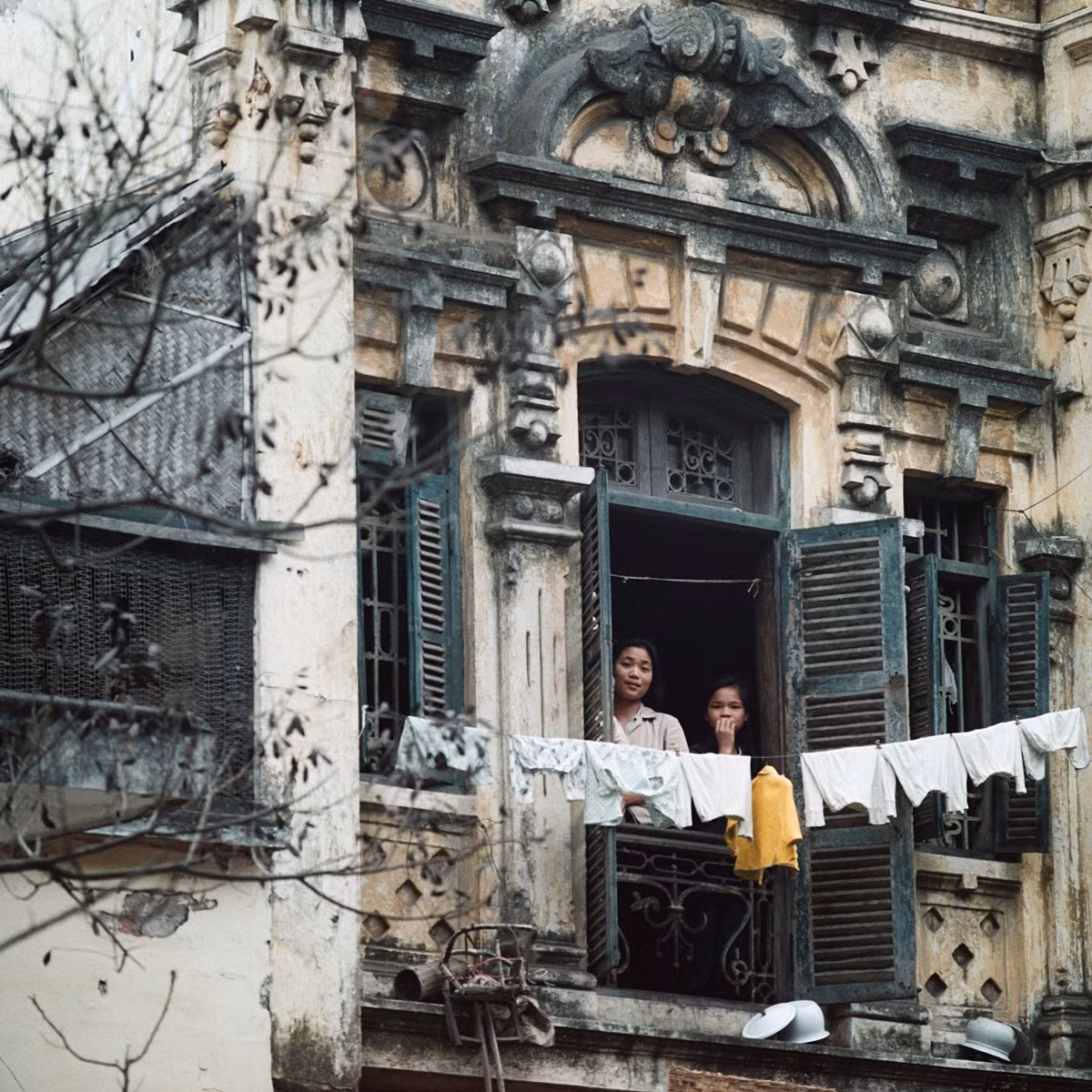 Một ngôi nhà tại khu phố cổ ở Hà Nội năm 1975. Những ngôi nhà này thường gồm 2 tầng với kiến trúc đặc trưng là tường vàng, mái ngói đỏ và ô cửa màu xanh lá.