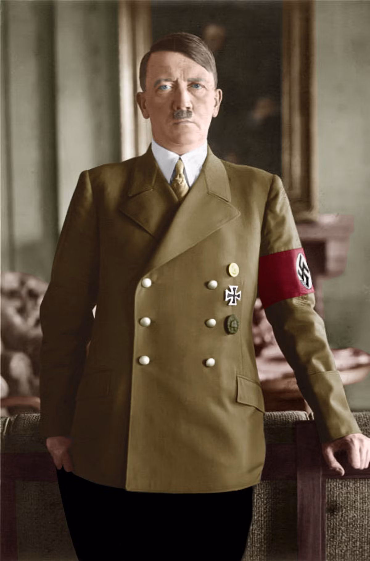 Theo lệnh của Hitler, binh sĩ Đức quốc xã đã cài bom mìn ở nhiều nơi tại Paris bao gồm: Khải Hoàn Môn, Nhà Thờ Đức Bà Paris, Tháp Eiffel, cung điện Luxembourg, trụ sở Quốc hội, Bộ Ngoại giao Pháp, nhà ga xe lửa... Số mìn này sẽ được kích nổ khi quân Đức rút quân khỏi Paris.