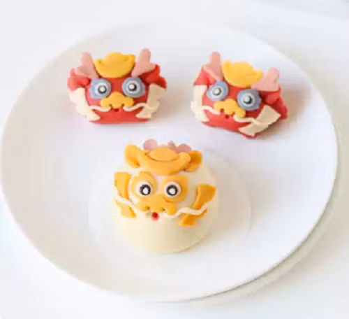 Theo quan niệm dân gian, nhân bánh chứa đồ ngọt thể hiện mong muốn vạn sự như ý, nhân lạc thể hiện mong muốn sống lâu, sống khỏe mạnh, nhân chà là và hạt dẻ thể hiện mong muốn sớm con đàn cháu đống, nhân tiền xu thể hiện ước vọng phát tài.