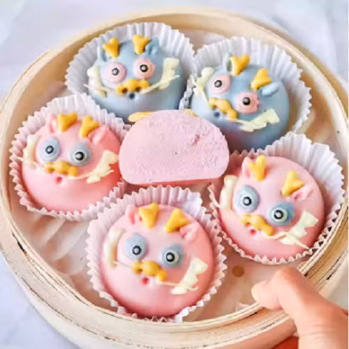Khả năng sáng tạo đỉnh cao, nhiều chị em khiến người nhìn trầm trồ bởi sự sống động của bánh bao hình rồng. Những chiếc bánh hồng nhạt kết hợp màu xanh da trời nằm cạnh nhau trông đáng yêu như những nhân vật hoạt hình.