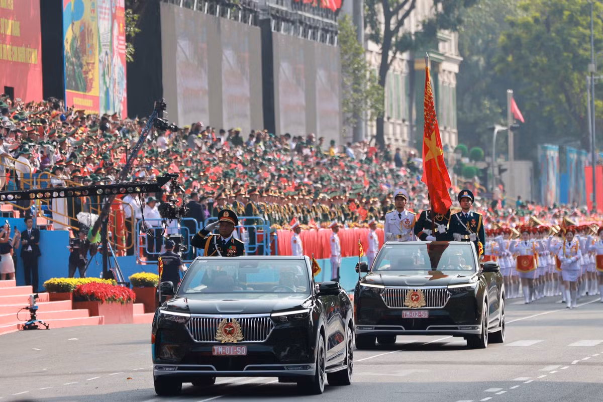  Khối Quân kỳ do Trung tướng Nguyễn Quang Ngọc, Ủy viên Trung ương Đảng, Phó Tổng Tham mưu trưởng Quân đội nhân dân Việt Nam chỉ huy dẫn đầu các khối đại diện cho Quân đội nhân dân Việt Nam và Dân quân tự vệ đang tiến vào Lễ đài 