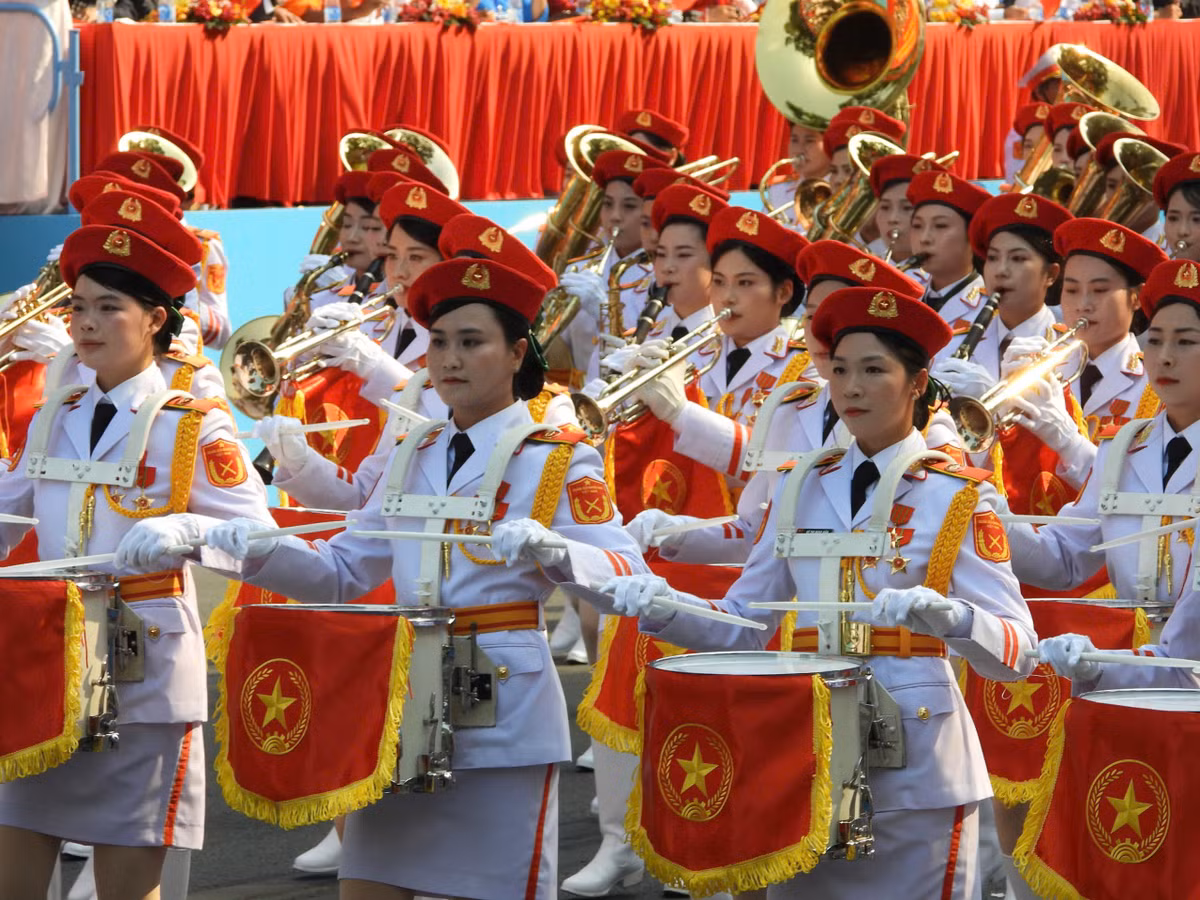  Khối nữ Quân nhạc: Trong cuộc đấu tranh giải phóng dân tộc, thống nhất đất nước, những âm thanh rộn rã, hào hùng của các chiến sĩ Quân nhạc như tiếng kèn xung trận, tiếp thêm sức mạnh, thôi thúc quân và dân ta anh dũng chiến đấu và chiến thắng mọi kẻ thù xâm lược. 