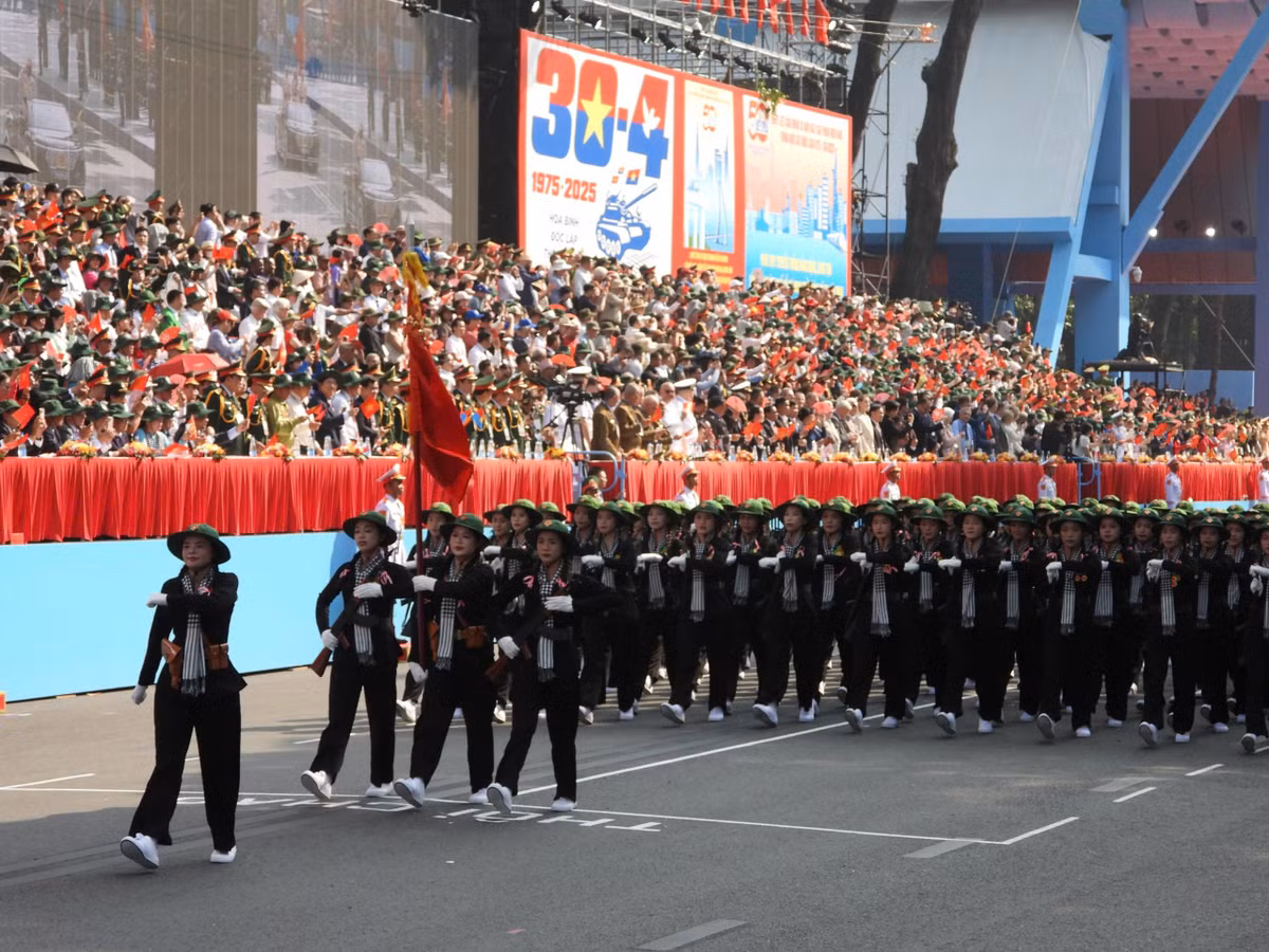  Khối nữ Du kích miền Nam: Trong cuộc kháng chiến chống Mỹ cứu nước, hình ảnh nữ Du kích miền Nam tay không đánh giặc, những “Cô Ba dũng sĩ” với chiếc khăn rằn và nón tai bèo bám xóm, bám ấp, đánh giặc có vai trò quan trọng trong “3 mũi giáp công”: quân sự, chính trị và binh địch vận, góp phần làm nên Đại thắng mùa Xuân năm 1975.