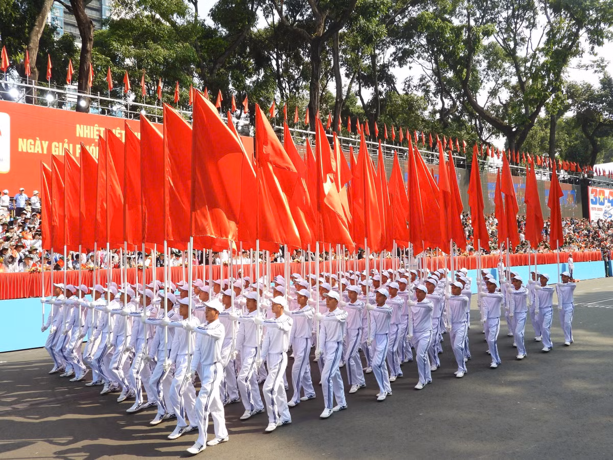  Khối Hồng kỳ: Những lá cờ tươi thắm, rực rỡ, thể hiện niềm kiêu hãnh, tự hào, tự tôn của dân tộc Việt Nam. Dưới lá cờ vinh quang, toàn Đảng, toàn dân, toàn quân ta đã đoàn kết chặt chẽ, anh dũng chiến đấu và giành thắng lợi to lớn trong các cuộc kháng chiến giải phóng dân tộc, bảo vệ Tổ quốc mà đỉnh cao là đại thắng mùa xuân năm 1975, thu non song về một mối. 
