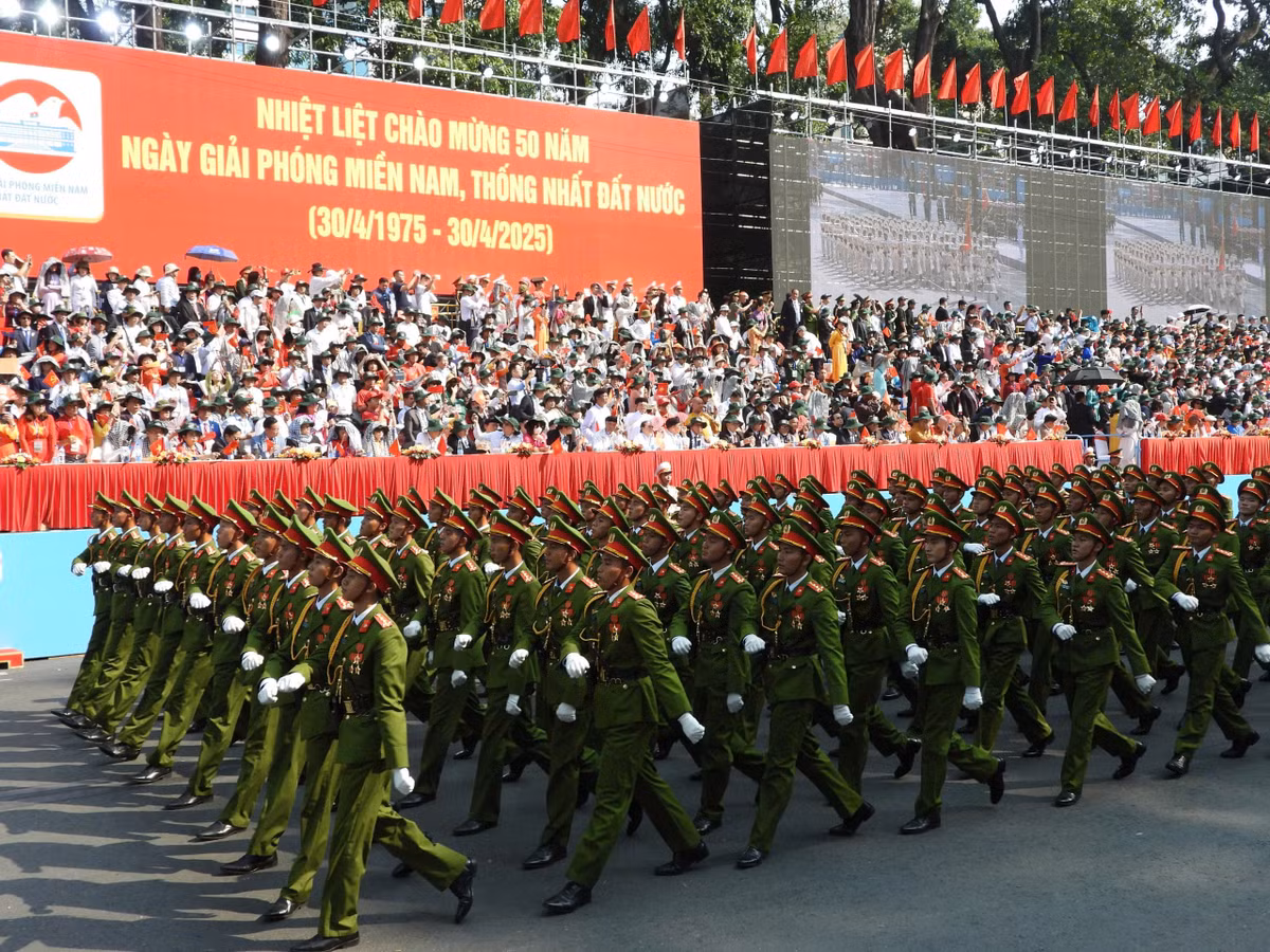  Khối nam Sĩ quan Cảnh sát nhân dân: Là lực lượng trực tiếp đấu tranh phòng, chống tội phạm, bảo đảm trật tự, an toàn xã hội, Cảnh sát nhân dân luôn phát huy truyền thống “Cảnh sát Việt Nam mưu trí, dũng cảm, vì nước quên thân, vì dân phục vụ”. 