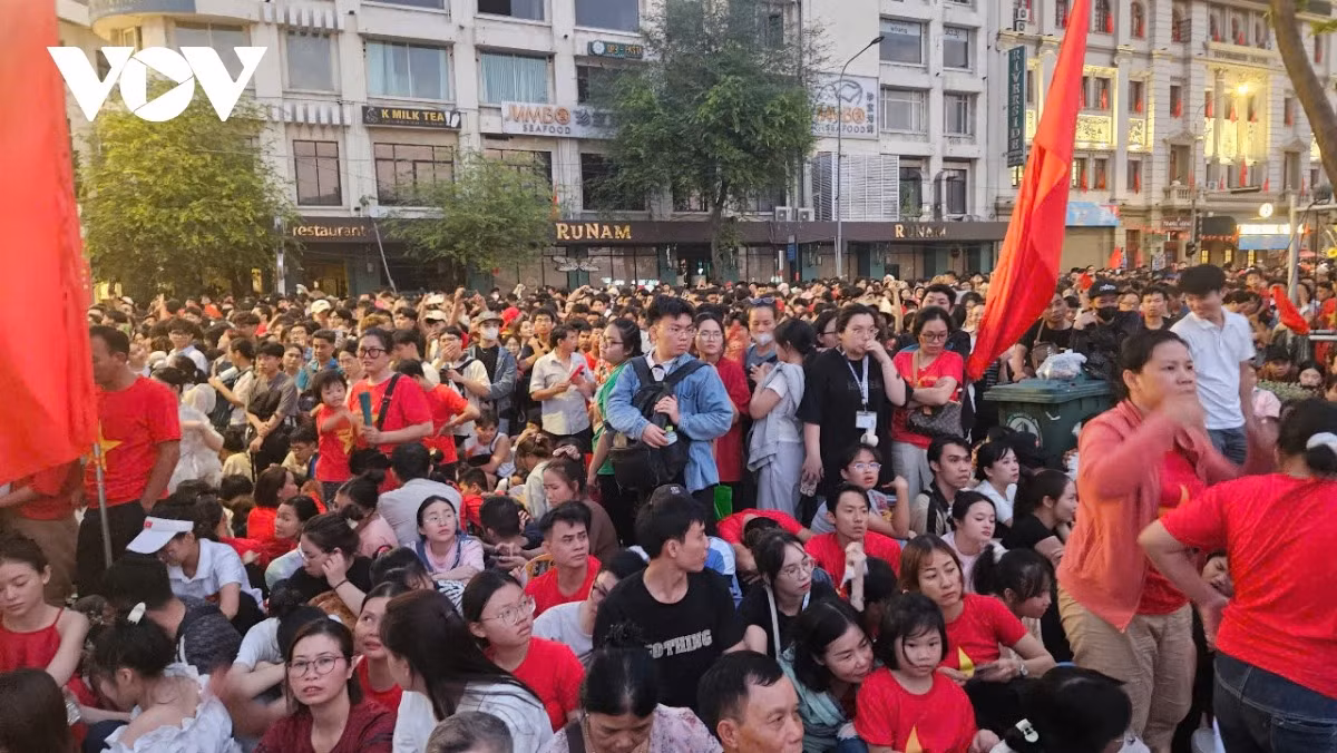 Trực tiếp: Diễu binh diễu hành kỷ niệm 50 năm ngày thống nhất đất nước - Hình 32 Truc tiep: Dieu binh dieu hanh ky niem 50 nam ngay thong nhat dat nuoc-Hinh-32