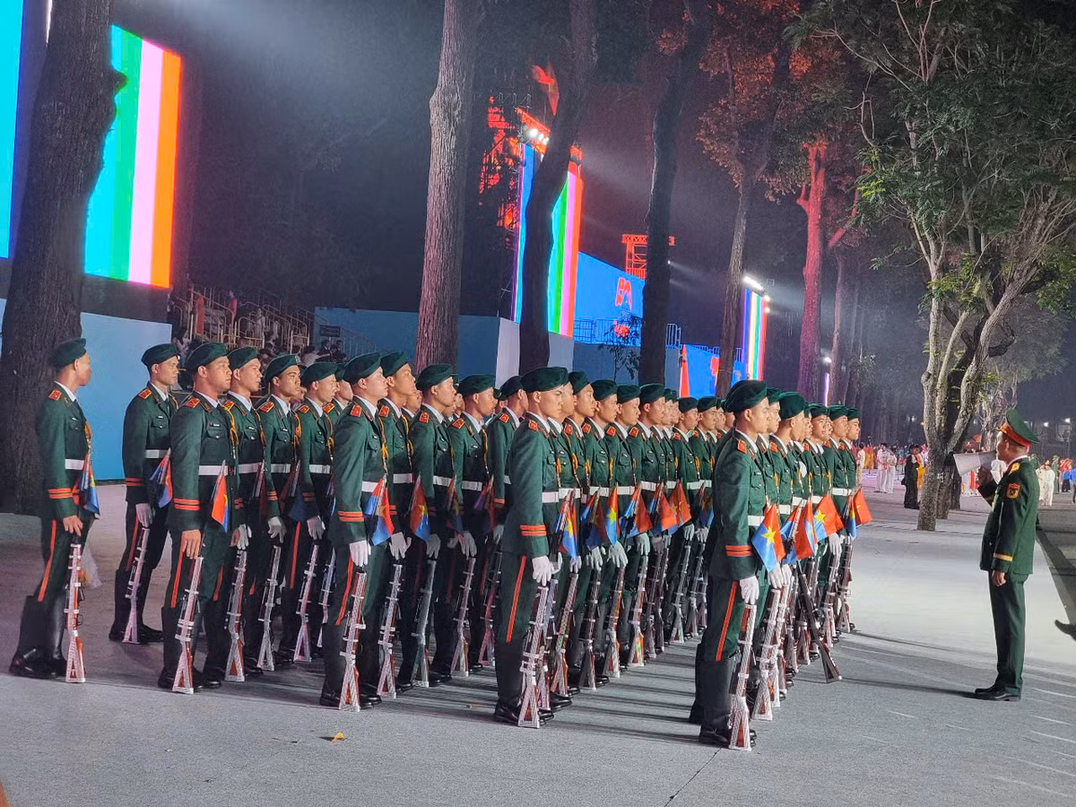 Trực tiếp: Diễu binh diễu hành kỷ niệm 50 năm ngày thống nhất đất nước - Hình 38 Truc tiep: Dieu binh dieu hanh ky niem 50 nam ngay thong nhat dat nuoc-Hinh-38
