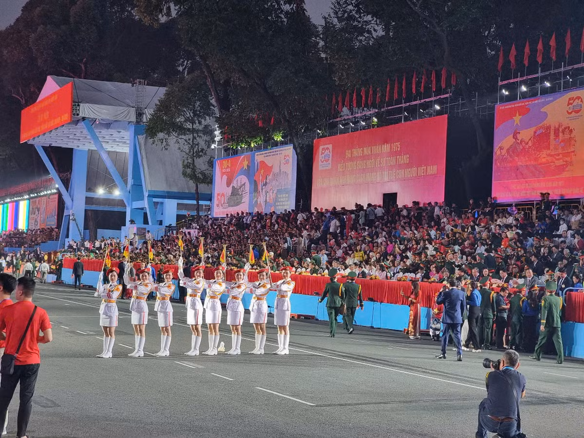 Trực tiếp: Diễu binh diễu hành kỷ niệm 50 năm ngày thống nhất đất nước - Hình 37 Truc tiep: Dieu binh dieu hanh ky niem 50 nam ngay thong nhat dat nuoc-Hinh-37