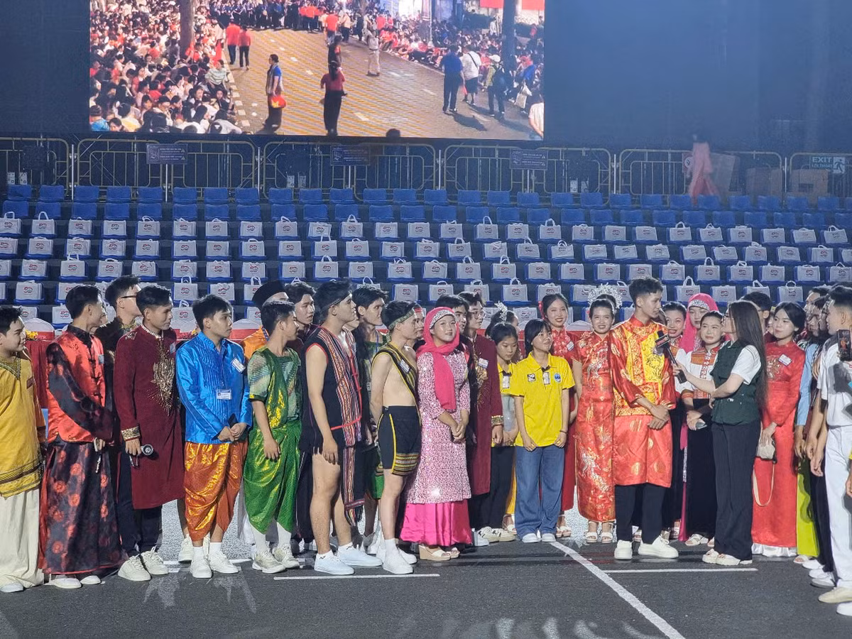 Trực tiếp: Diễu binh diễu hành kỷ niệm 50 năm ngày thống nhất đất nước - Hình 45 Truc tiep: Dieu binh dieu hanh ky niem 50 nam ngay thong nhat dat nuoc-Hinh-45