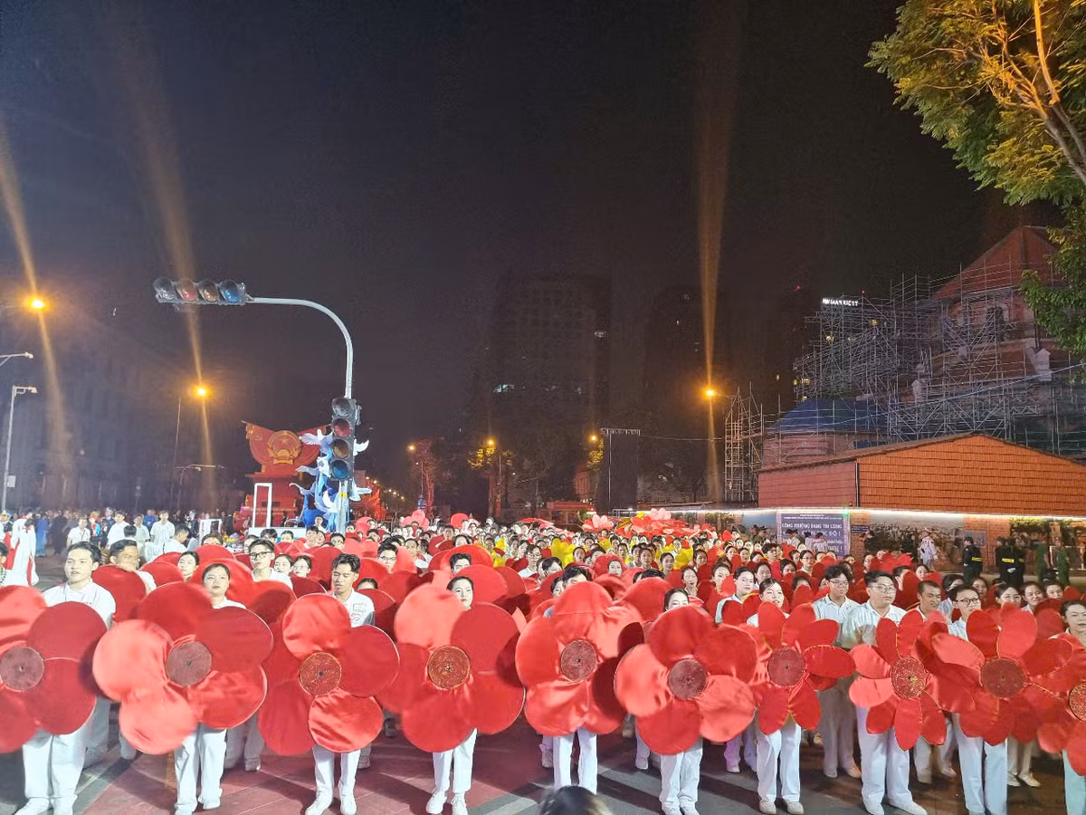 Trực tiếp: Diễu binh diễu hành kỷ niệm 50 năm ngày thống nhất đất nước - Hình 39 Truc tiep: Dieu binh dieu hanh ky niem 50 nam ngay thong nhat dat nuoc-Hinh-39