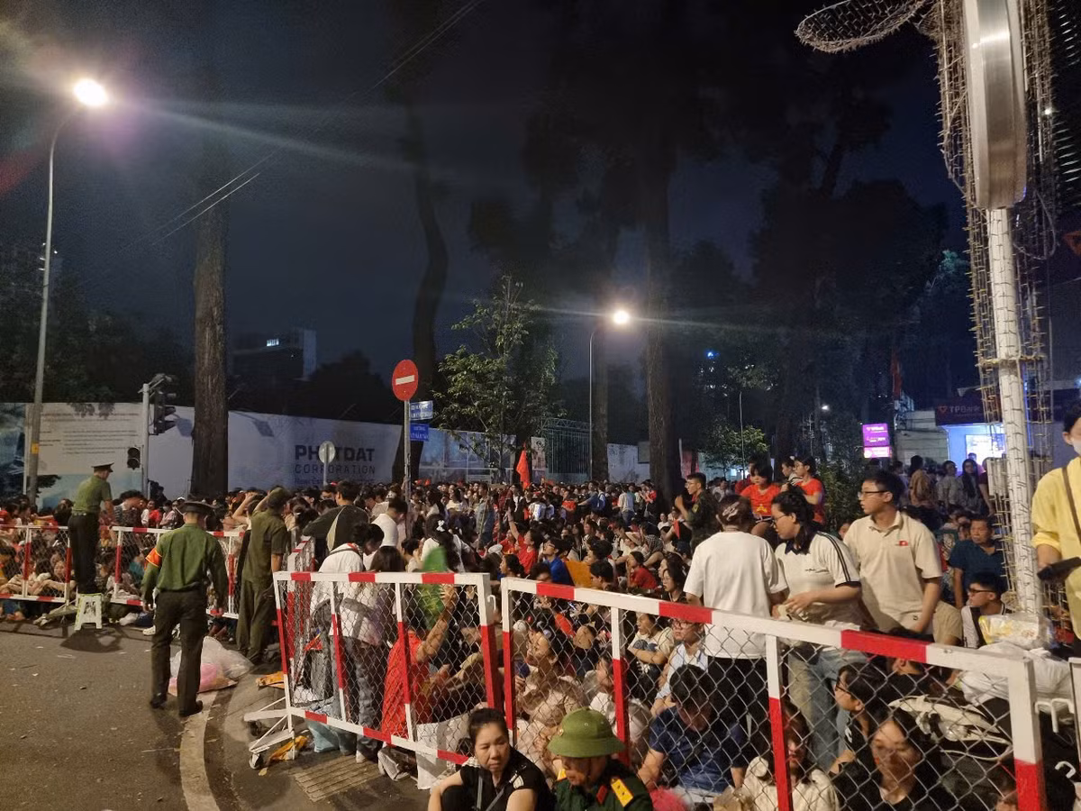 Trực tiếp: Diễu binh diễu hành kỷ niệm 50 năm ngày thống nhất đất nước - Hình 50 Truc tiep: Dieu binh dieu hanh ky niem 50 nam ngay thong nhat dat nuoc-Hinh-50