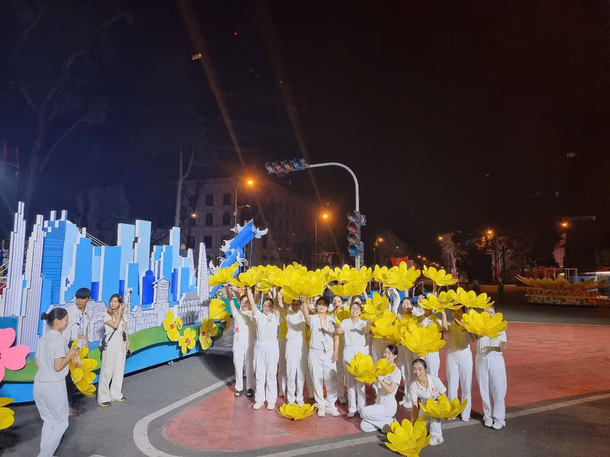 Trực tiếp: Diễu binh diễu hành kỷ niệm 50 năm ngày thống nhất đất nước - Hình 46 Truc tiep: Dieu binh dieu hanh ky niem 50 nam ngay thong nhat dat nuoc-Hinh-46