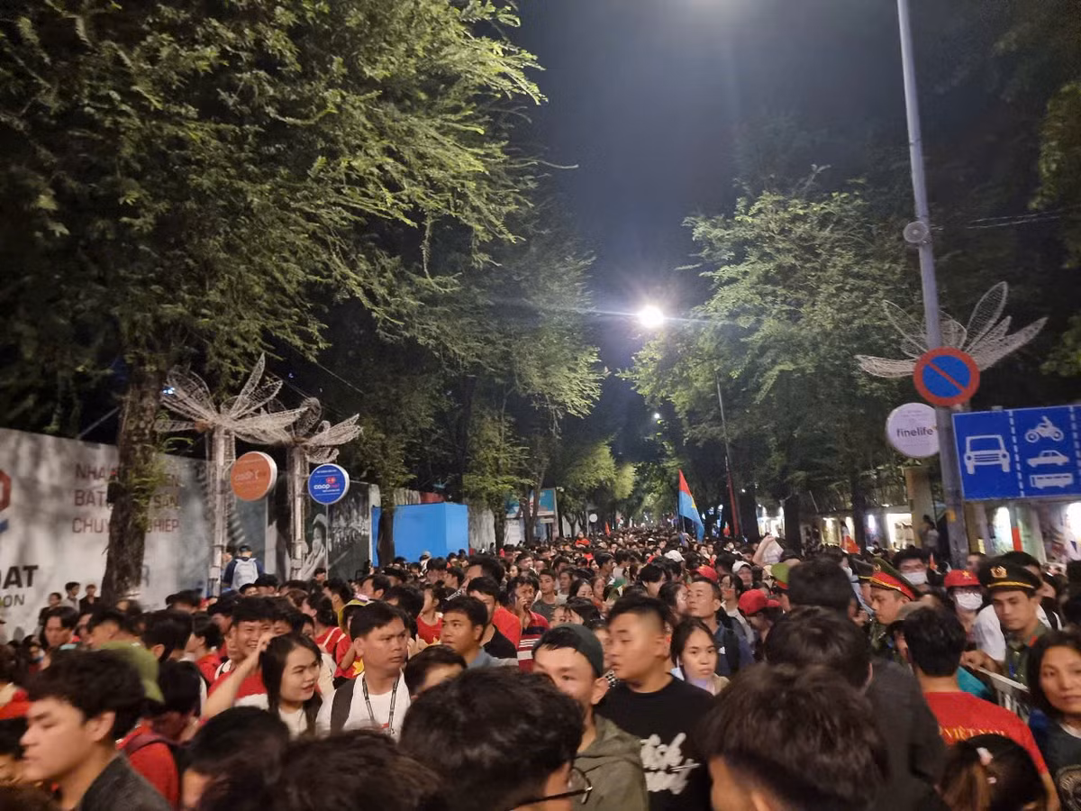 Trực tiếp: Diễu binh diễu hành kỷ niệm 50 năm ngày thống nhất đất nước - Hình 49 Truc tiep: Dieu binh dieu hanh ky niem 50 nam ngay thong nhat dat nuoc-Hinh-49