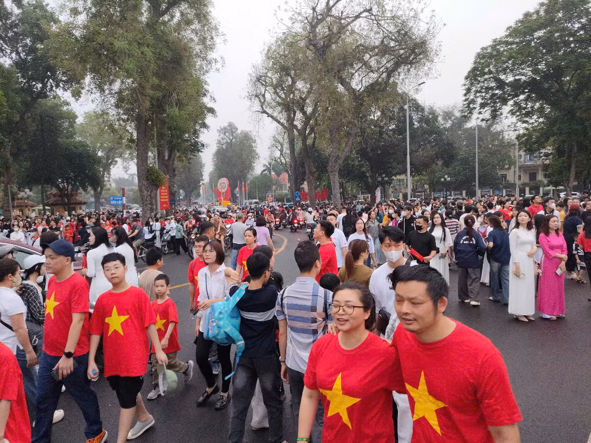 Trực tiếp: Diễu binh diễu hành kỷ niệm 50 năm ngày thống nhất đất nước - Hình 33 Truc tiep: Dieu binh dieu hanh ky niem 50 nam ngay thong nhat dat nuoc-Hinh-33