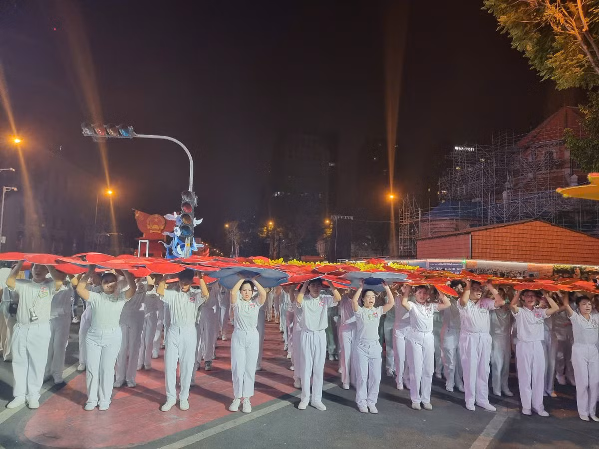 Trực tiếp: Diễu binh diễu hành kỷ niệm 50 năm ngày thống nhất đất nước - Hình 40 Truc tiep: Dieu binh dieu hanh ky niem 50 nam ngay thong nhat dat nuoc-Hinh-40