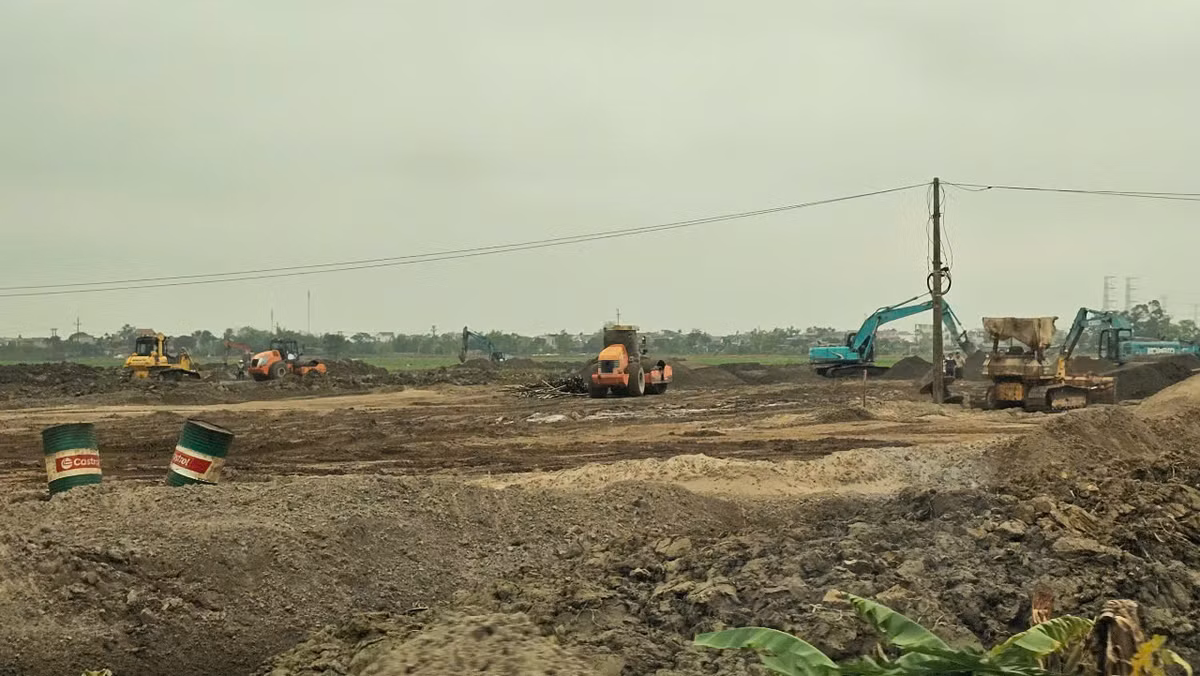 Hải Dương: San lấp dự án khu dân cư, xe tải “oanh tạc” đường 392B Hai Duong: San lap du an khu dan cu, xe tai “oanh tac” duong 392B