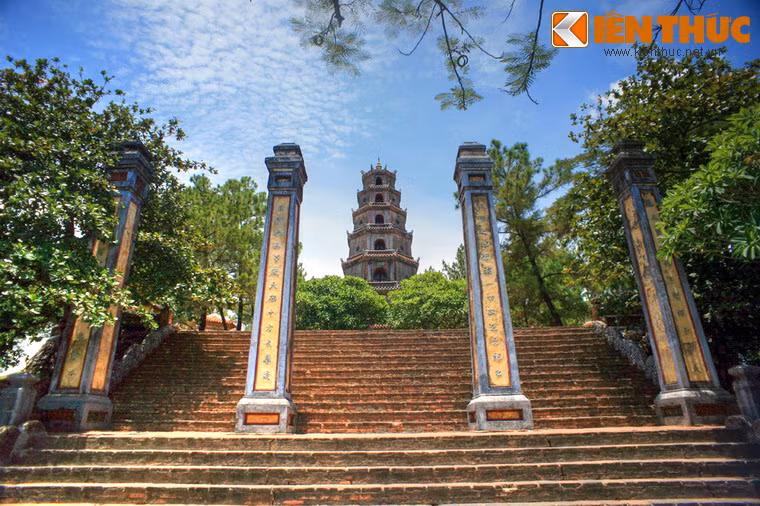 Chùa chính thức được khởi lập vào năm Tân Sửu (1601), đời chúa Tiên Nguyễn Hoàng - vị chúa Nguyễn đầu tiên ở Đàng Trong. Ảnh: Bốn trụ biểu và các bậc thang dẫn lên chùa Thiên Mụ.