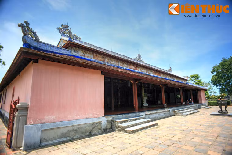 Năm 1862, để cầu mong có con nối dõi, vua Tự Đức sợ chữ "Thiên" phạm đến Trời nên cho đổi từ "Thiên Mụ" thành "Linh Mụ". Tên này có hàm nghĩa là "Bà mụ linh thiêng". Việc kiêng cữ này chỉ được thực hiện từ 1862 - 1869. Sau đó, cả hai tên Thiên Mụ và Linh Mụ đều được người dân sử dụng. Ảnh: Tòa điện Đại Hùng của chùa.