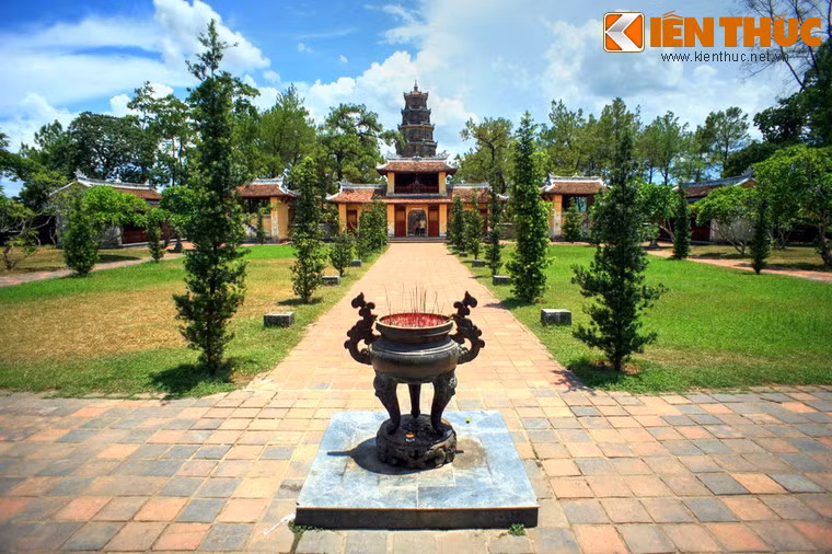 Vào thời nhà Nguyễn, chùa Thiên Mụ được xếp vào 20 thắng cảnh đất Thần Kinh với bài thơ "Thiên Mụ chung thanh" do đích thân vua Thiệu Trị sáng tác và được ghi vào bia đá dựng gần cổng chùa. Ảnh: Khoảng sân trước chính điện.