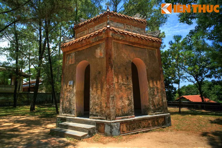 Hai bên tháp Phước Duyên có hai nhà tứ giác, đặt hai tấm bia đời Thiệu Trị. Sâu vào bên trong là hai nhà lục giác, một nhà để bia và một nhà để quả chuông đúc đời chúa Nguyễn Phúc Chu. Đình Hương Nguyện nằm ở pPhía trước tháp. Ảnh: Một nhà tứ giác bên tháp Phước Duyên.
