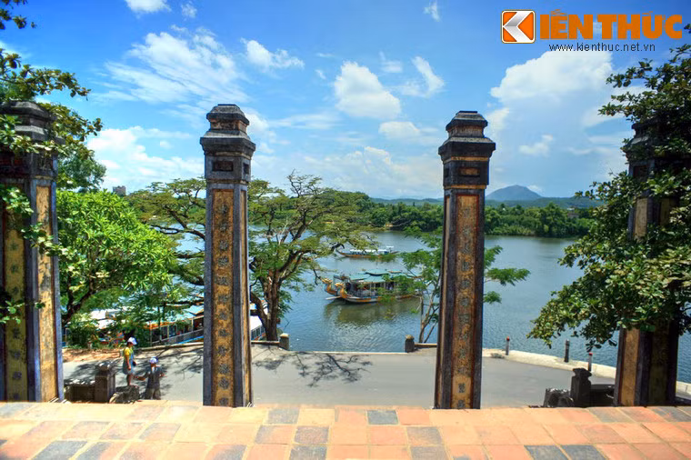 Với cảnh đẹp tự nhiên và quy mô bề thế, ngay từ thời các chúa Nguyễn, chùa Thiên Mụ đã được mệnh danh là ngôi chùa đẹp nhất xứ Đàng Trong. Ảnh: Từ sân chùa nhìn xuống bến thuyền ở phía trước.