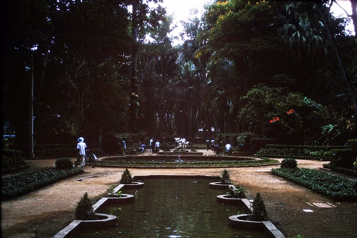 Trong vườn Tao Đàn.