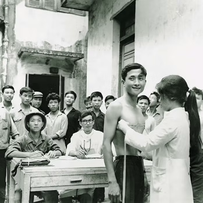Thanh niên Hà Nội khám sức khỏe trong đợt tuyển tân binh.