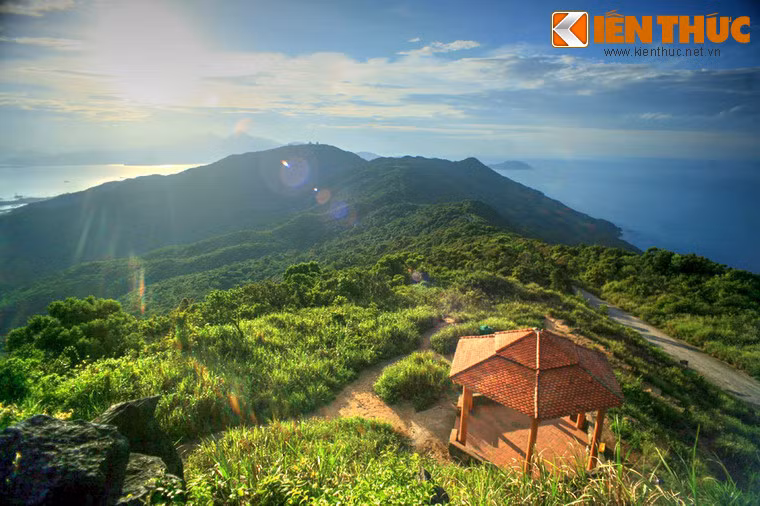 Nằm trên bán đảo Sơn Trà, đỉnh núi Bàn Cờ là một trong những thắng cảnh nổi tiếng nhất của TP Đà Nẵng.