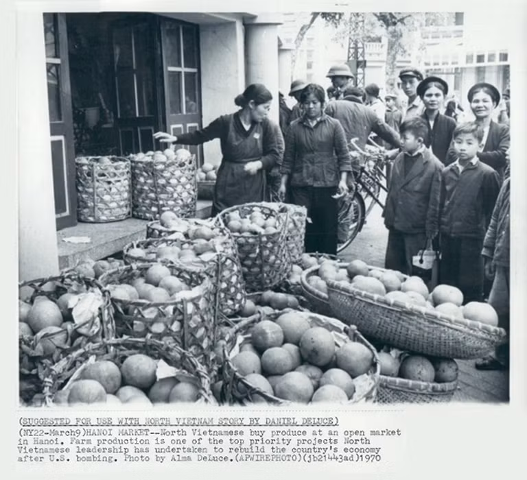 Quầy phân phối bưởi ở Hà Nội tháng 3/1970.