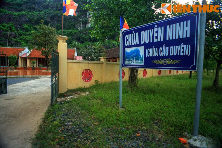 Nằm ở làng cổ Chi Phong, xã Trường Yên, huyện Hoa Lư, Ninh Bình, chùa Duyên Ninh được xem là một trong những ngôi chùa cầu duyên nổi tiếng nhất Việt Nam.
