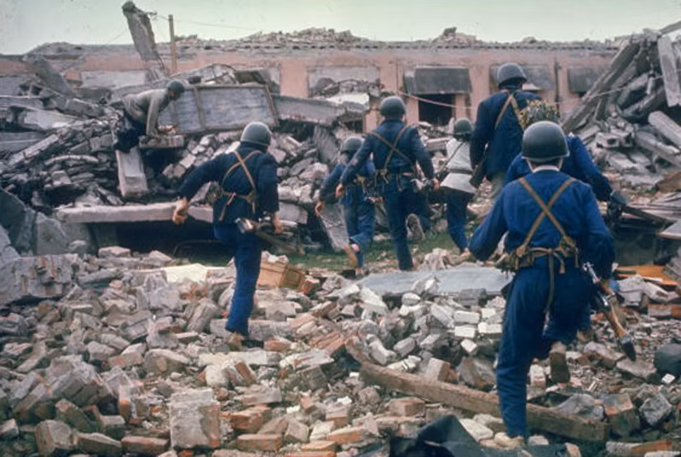 Dân quân diễn tập trên đống đổ nát vì bom.