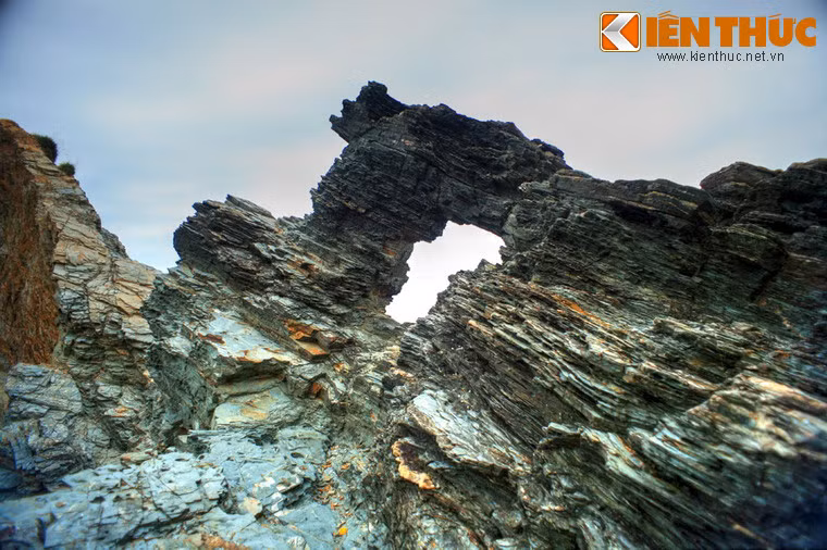 Bên cạnh đó còn rất nhiều phiến đá hình thù kì dị khác sẵn sáng đánh đố trí tưởng tượng của con người.