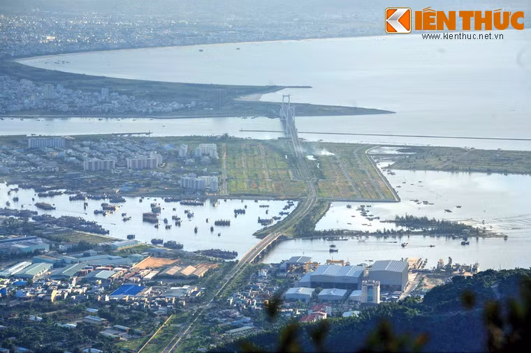 Câu này dịch nghĩa là: “Đền Tùng Giang. Đền ở cửa biển Tư Khách, huyện Tư Vinh, còn một đền nữa ở cửa biển Đà Nẵng, Quảng Nam”. Như vậy "Đà Nẵng" được đề cập ở đây không phải là một địa danh hành chính mà chỉ là tên gọi của một cửa biển. Ảnh: Khu vực cửa sông Hàn.