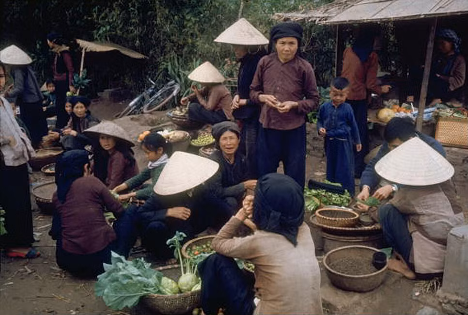 Chợ quê ở miền Bắc Việt Nam năm 1967. Hình ảnh do nhà báo Mỹ Lee Lockwood ghi lại.
